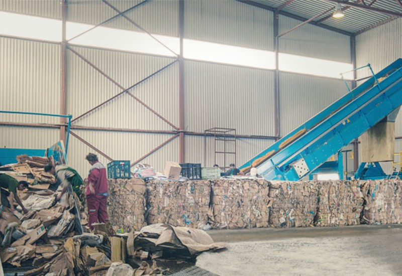 Перерабатывающий завод в разгаре производства новой бумаги