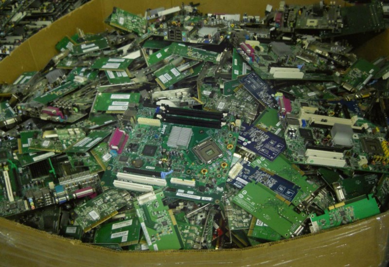 Во многих городах периодически проходят акции по сбору электронных отходов