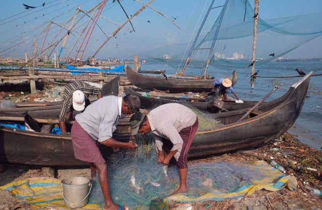 В Индии прокладывают дороги из океанского пластика