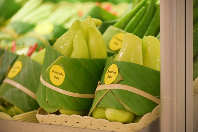 Тайский супермаркет начал использовать листья вместо полиэтиленовой упаковки для продуктов