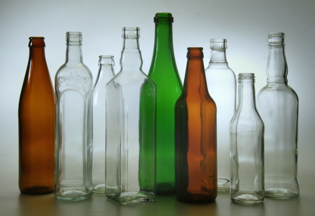 14 идей, как можно использовать пустые винные бутылки (фото)