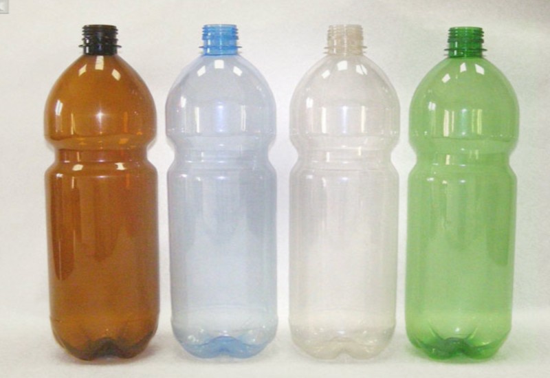 Выброшенная прямо на улице пластиковая бутылка – частое явление