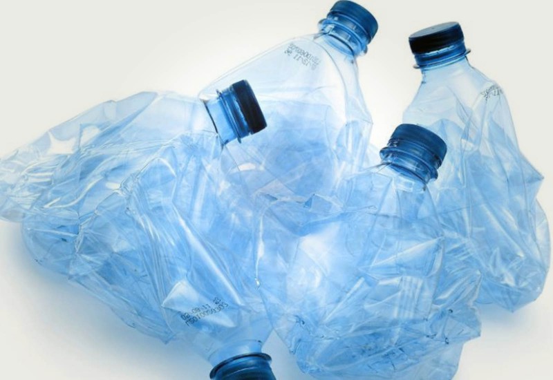 Бутылки, изготовленные из ПЭТ, нуждаются в правильной утилизации и переработке