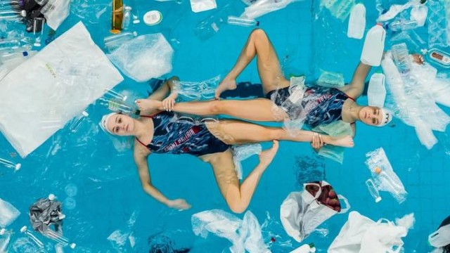 Синхронистки из Британии провели выступление в бассейне, заполненном пластиковым мусором