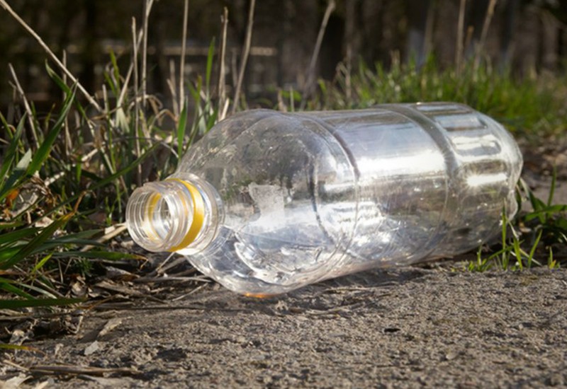 Выброшенная прямо на улице пластиковая бутылка – частое явление