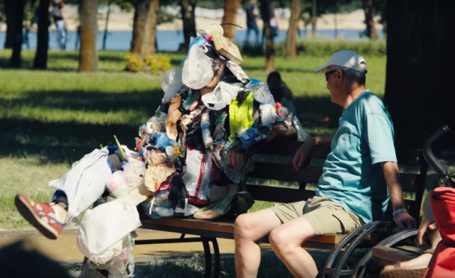 Оживший мусор пугал людей на улицах Киева