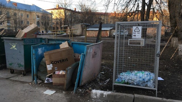 Житель Новгорода установил во дворе дома контейнер для сбора пластика