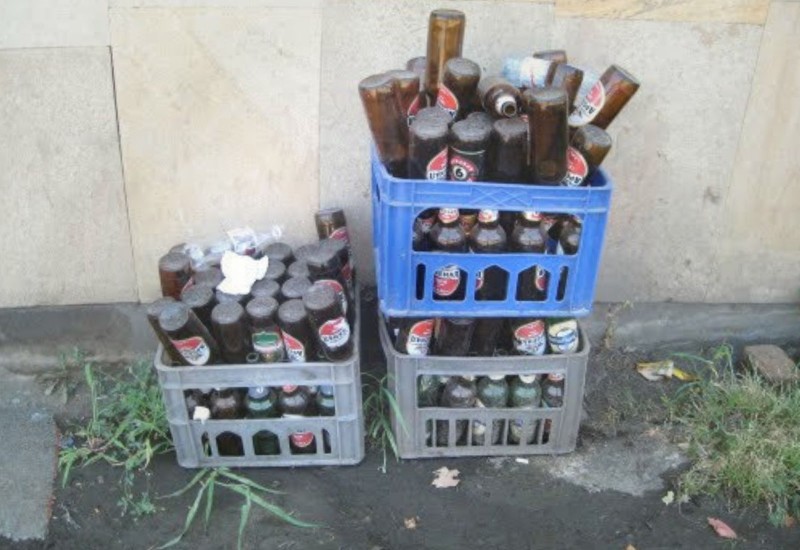 Отсортированные бутылки ожидают переработки