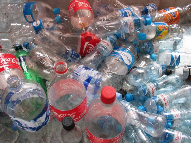 Ученые создали бактерию, которая поедает пластиковые бутылки