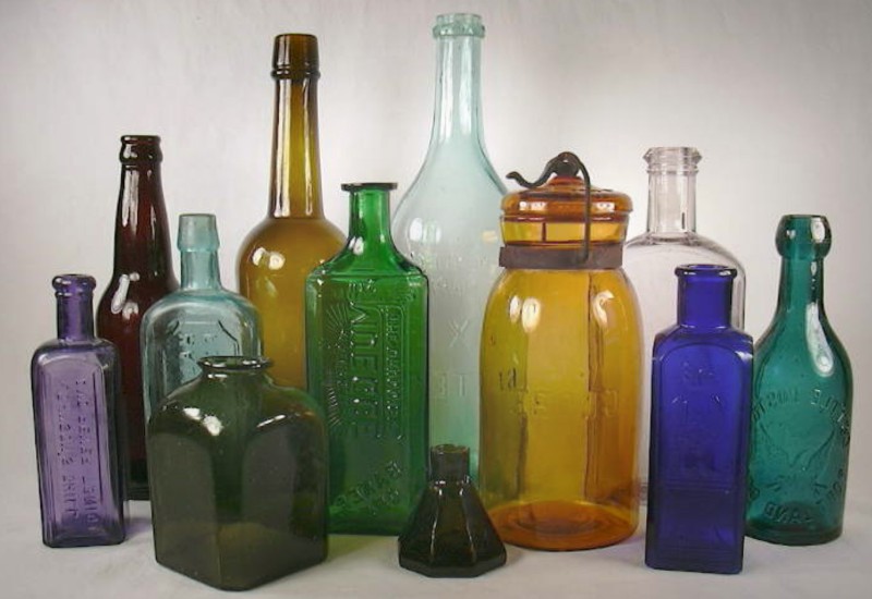 Разнообразие стеклянных сосудов и бутылок