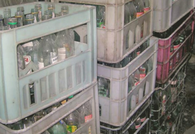 Разнообразие стеклянных сосудов и бутылок