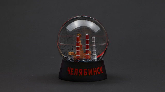 В Челябинске продают новогодние шары с черным снегом