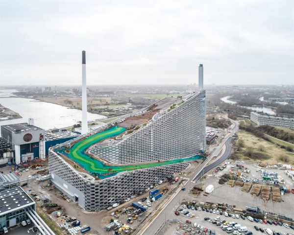 На крыше перерабатывающего завода в Копенгагене катаются на лыжах